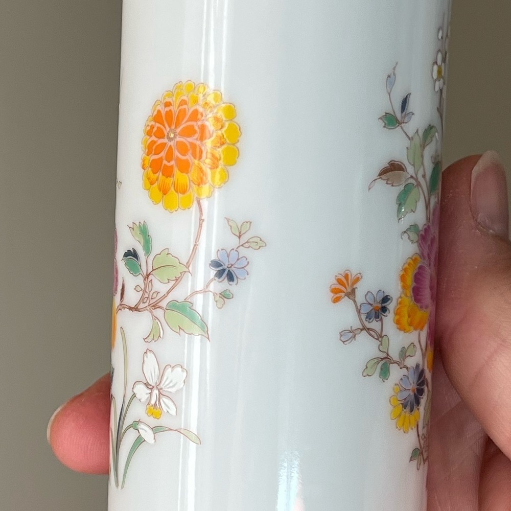 Trina Floral White Porcelain Vase Made in Japan - Picture 15 of 15